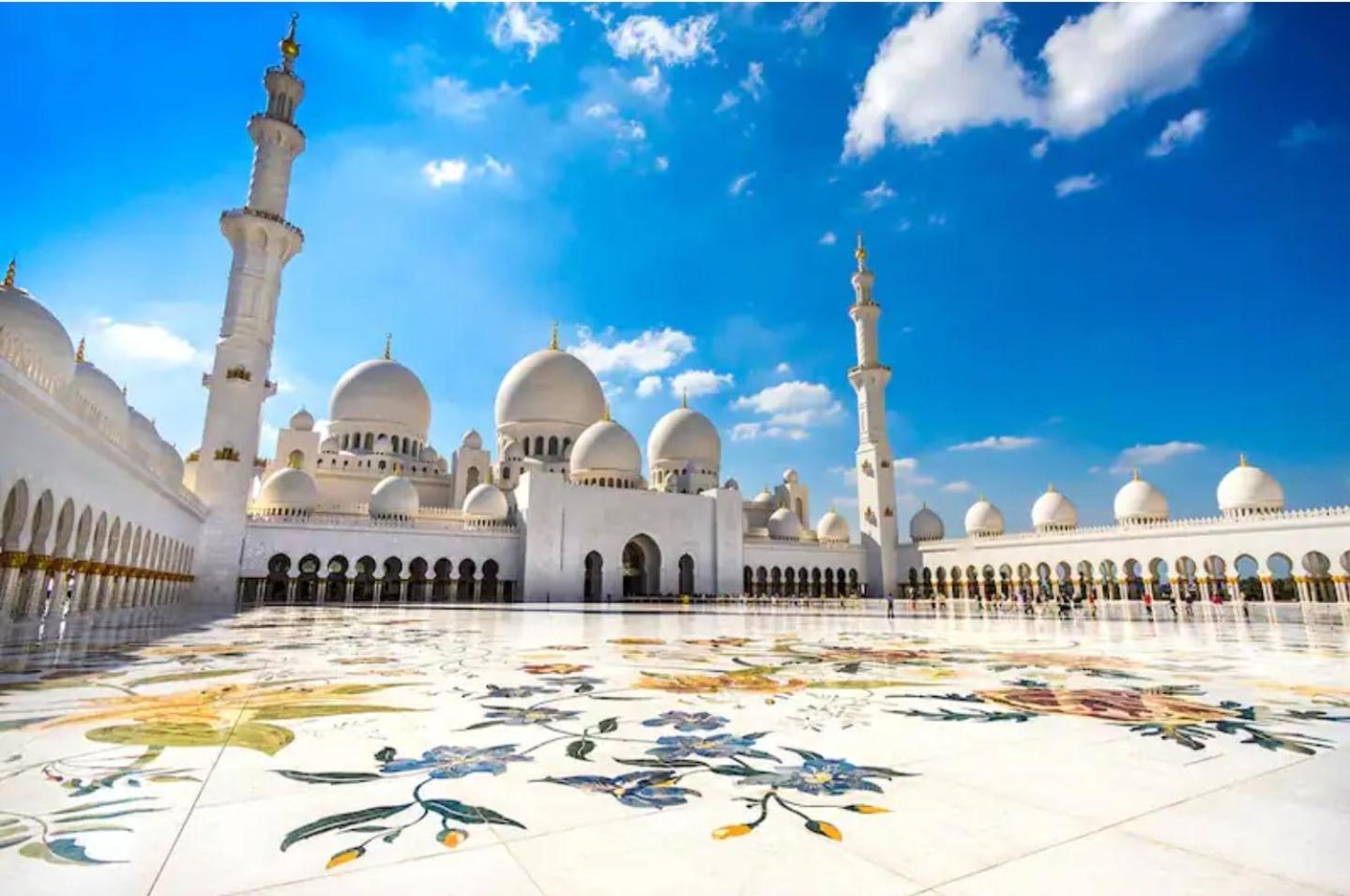 Corniche Street - Superb Lovely * Abu Dhabi