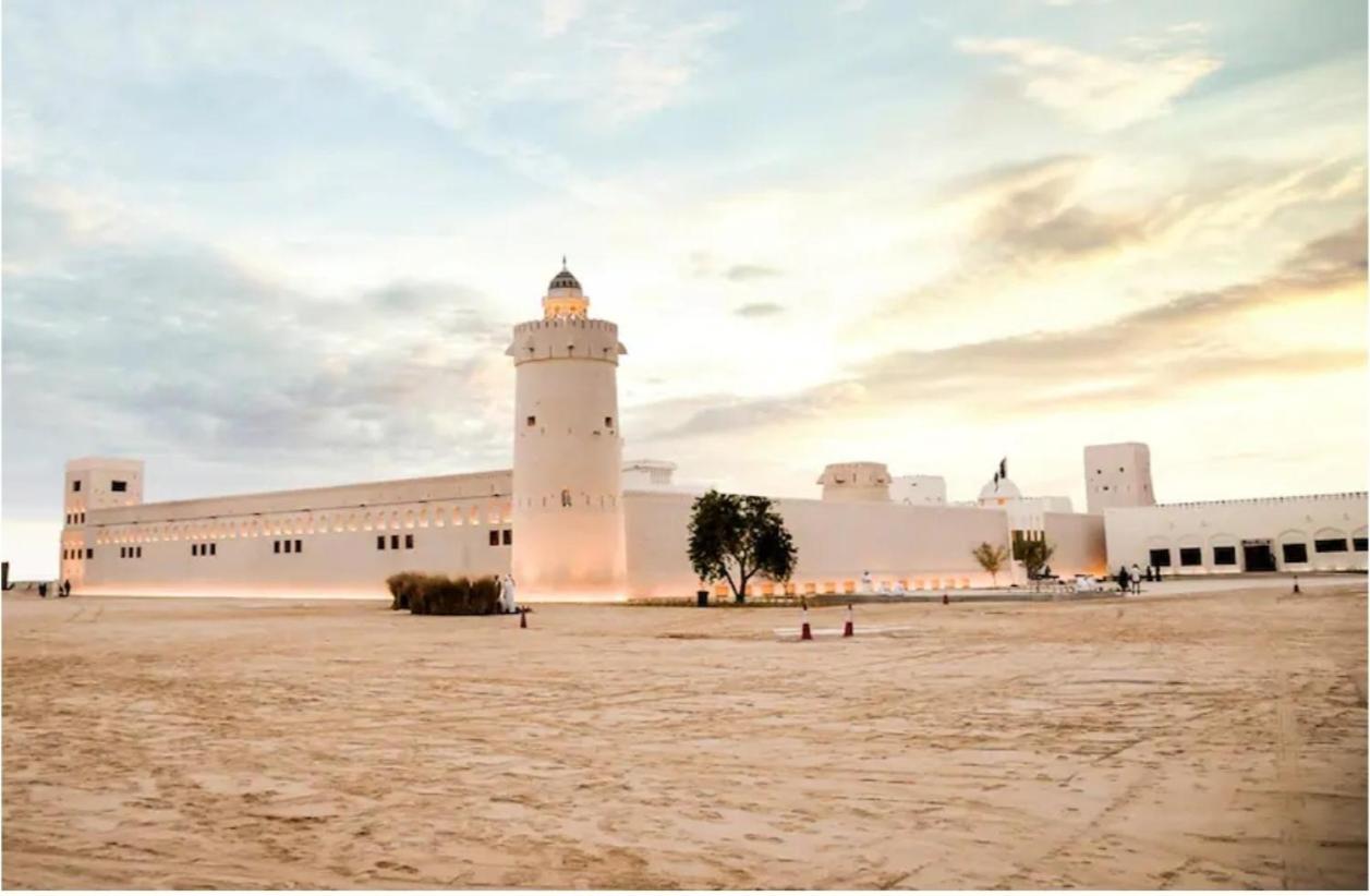 Corniche Street - Superb Lovely *
